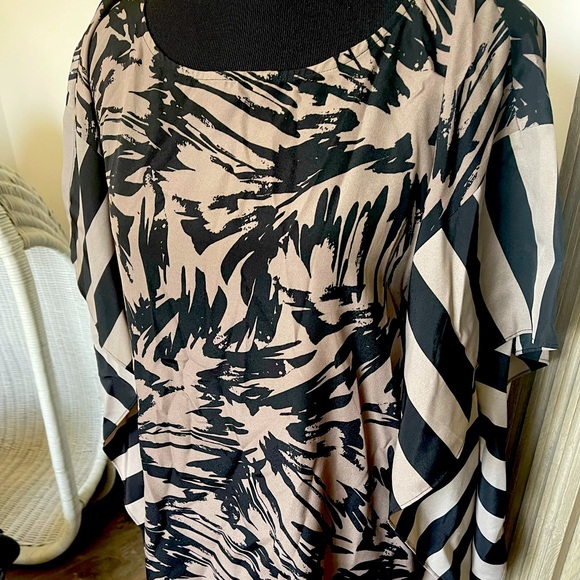 Sophisticated & Sassy! Vince Camuto blouse. Cute with white jeans or skirt. Fun! - Picture 2 of 7